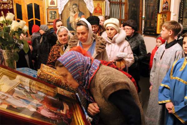 Глубокий смысл: зачем верующие целуют иконы в храмах